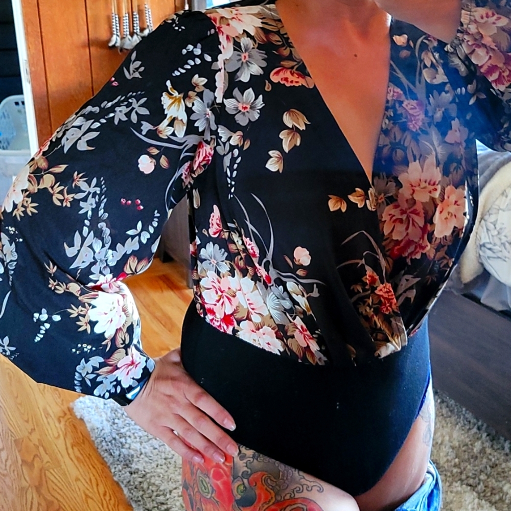 NBW deep v flounce sleeved bodysuit. Floral print